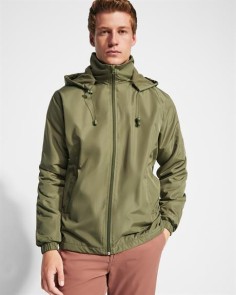 Chaqueta ligera repelente al agua.