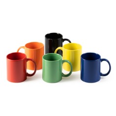 Taza de cerámica con capacidad de 370 ml. Cuenta con una gran variedad de atrevidos colores.