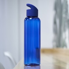 Bidón de tritán con cuerpo en color translúcido con tapón a juego con asa de transporte integrada. Capacidad 650 ml. Cuenta con
