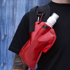 Bidón para liquidos con tapón de seguridad y mosquetón para transportarlo de forma fácil. Capacidad de 470 ml.