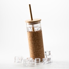 Bonito vaso realizado en cristal borosilicato con funda de corcho natural, tapa y pajita en bambú. Capacidad 450 ml.