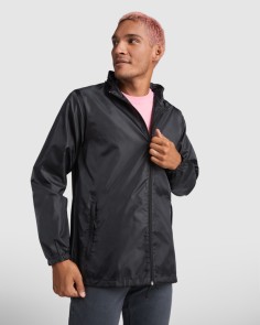 Chubasquero impermeable.
· Cuello alto y capucha extraíble